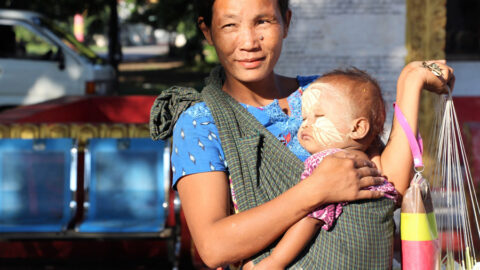 Myanmar Kuthodawfrau mit Kind