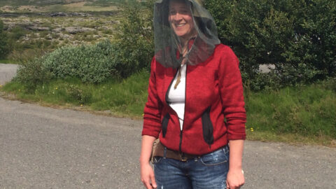Island Reiseleiterin mit Mueckenschutz