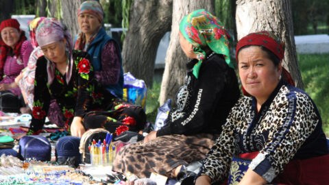 Usbekistan Frauen Al Buchari Mausoleum