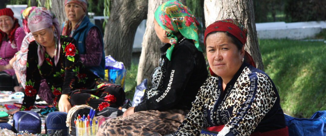 Usbekistan Frauen Al Buchari Mausoleum