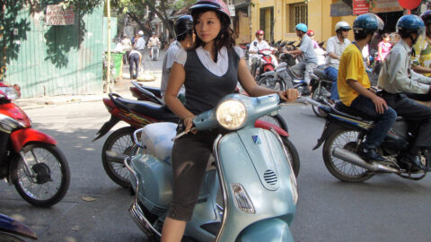 Vietnam Hanoi Vespafahrerin