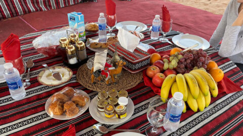 Oman Luxury Camp gedeckter Tisch