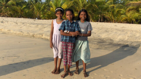 Kinder am Strand von Mararikulam