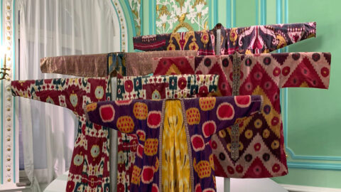Traditionelle Textilien in der Samarkand Boutique