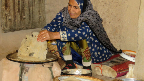 Oman Frau beim Brotbacken