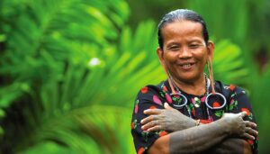 Frau im Dschungel mit Tattoo