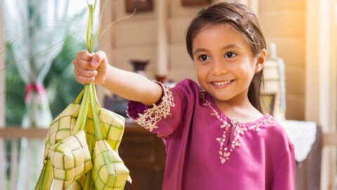 Maedchen mit Fruechtekoerbchen